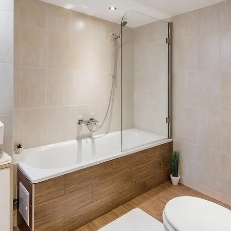 דירה Redesigned Loft In Historic Building