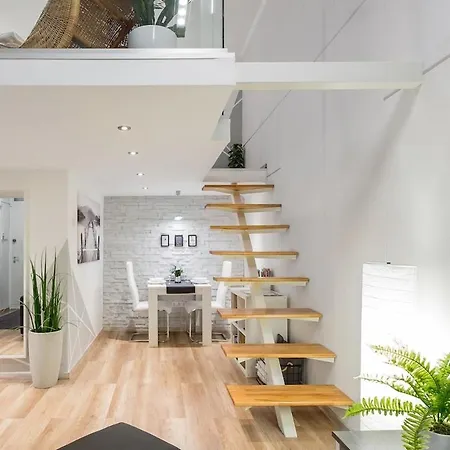 Redesigned Loft In Historic Building דירה *