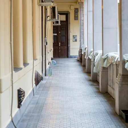 דירה Redesigned Loft In Historic Building *