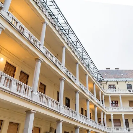 Redesigned Loft In Historic Building דירה