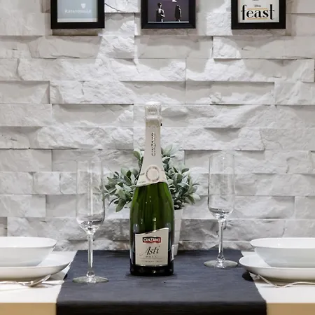 Redesigned Loft In Historic Building דירה