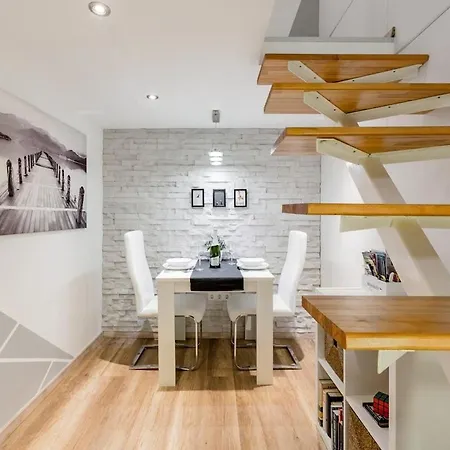 Redesigned Loft In Historic Building Budapeşte