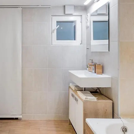 Redesigned Loft In Historic Building Daire Budapeşte
